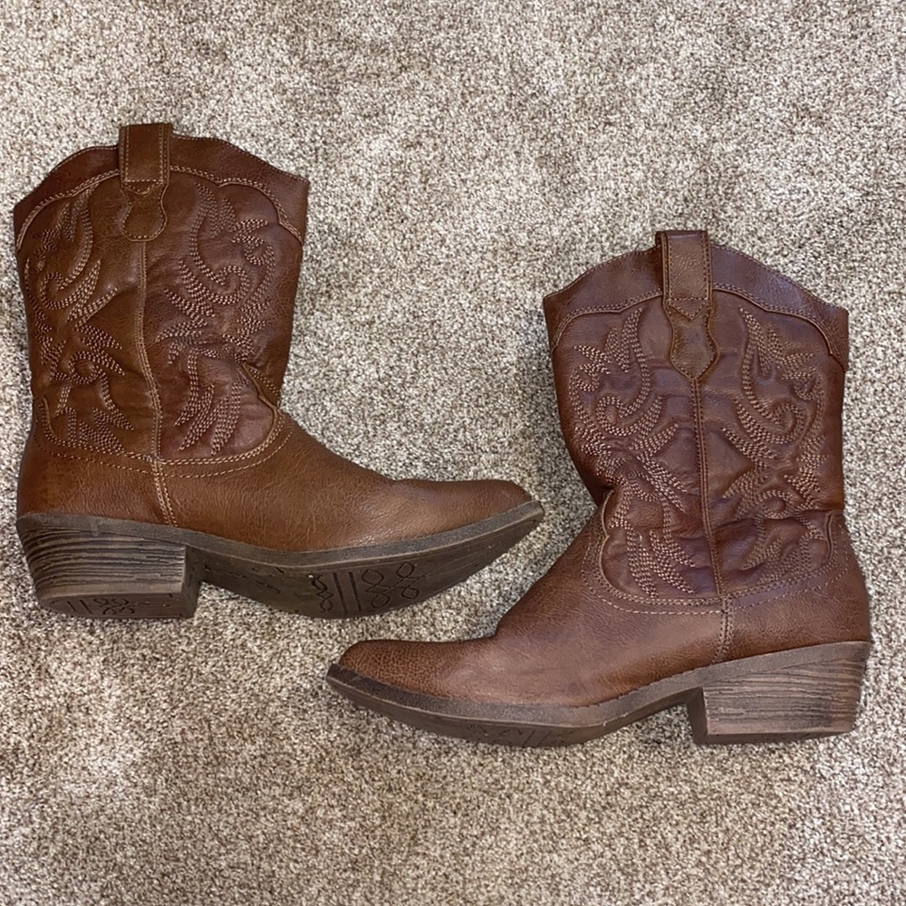 Brown Cowgirl boots !